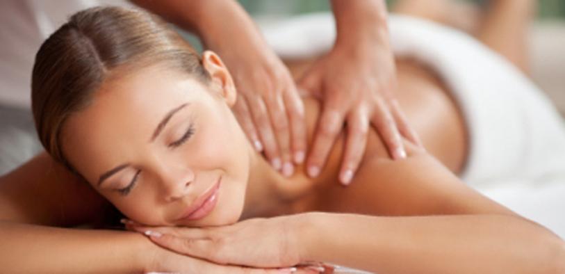 vrouw krijgt een ontspannende massage voor meer energie