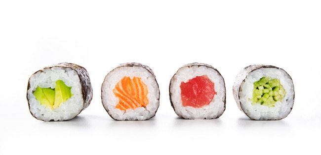 maki sushi stukjes gevuld met groente en vis