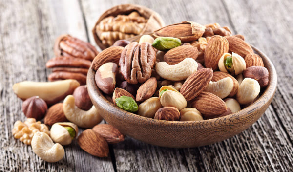 gezonde snack gemixte noten in een schaaltje