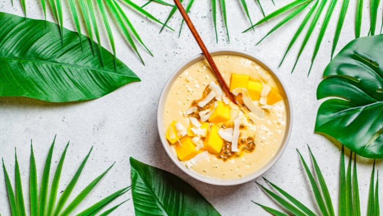 Mango smoothie bowl met geraspte kokos, chiazaad en passievrucht